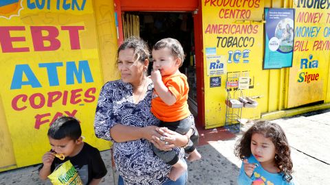 Un programa piloto ayudará económicamente a los padres solteros durante un año. (Photo by Aurelia Ventura/La Opinion)