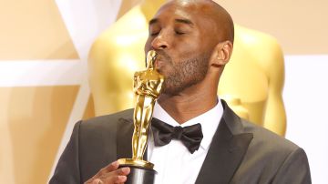 03/04/18 /HOLLYWOOD/ÊKobe Bryant poses in the press room duringÊthe 90thÊOscars held at the Dolby Theatre in Hollywood. (Photo by Aurelia Ventura/La Opinion)