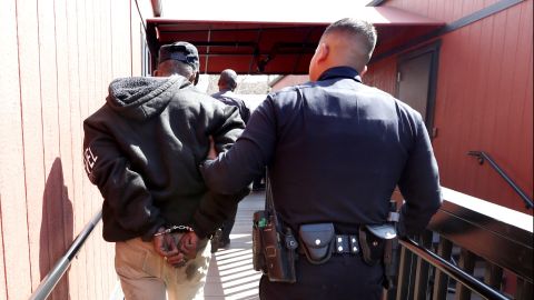 Policía arresta a un indigente.