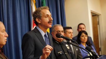 El fiscal de Los Ángeles, Mike Feuer propone duplicar el número de distritos en el Concejo de LA. (Photo by Aurelia Ventura/La Opinion)