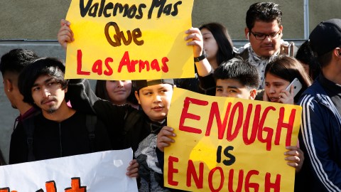 03/14/18 / LOS ANGELES /Students from the Miguel Contreras Learning
Complex participate in rally walkout to advocate for gun control-related policy action. The event is one of many planned in response to the Parkland High School shooting and the Sal Castro Middle School shooting and will call for national universal background checks and an assault weapons ban, a repeal of the Dickey Amendment, an end to random
searches at LAUSD schools and increased LAUSD funding for advisory programs and counseling. (Photo Aurelia Ventura/La Opinion)