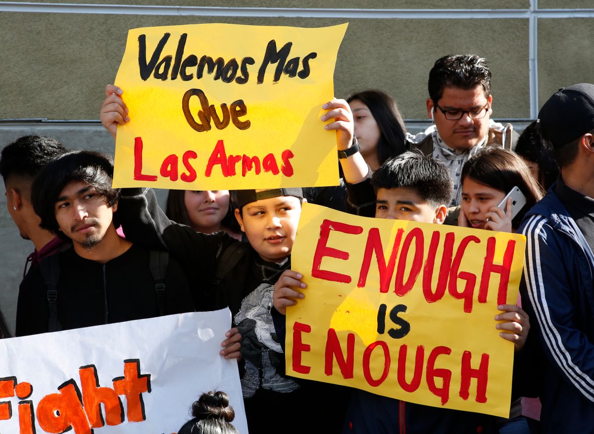 A nivel nacional, estudiantes han exigido control de armas para evitar tiroteos.