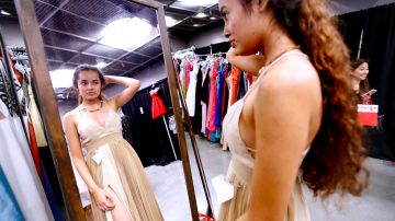 03/21/18 / LOS ANGELES /Nasarex Villalobos, from Belmont H.S. was among 100 high school students who had a chance to step into a Òpop-upÓ boutique and choose their ideal prom dress Ð with jewelry, handbags, and shoes to match Ð at no cost. Operation School Bell Prom Day, an event that provides prom dresses, shoes, accessories, make-up and hair styling to nearly 100 low-income L.A. Unified high school girls. (Photo Aurelia Ventura/La Opinion)