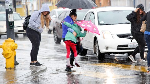 Se espera que la lluvia llegue hoy al Sur de California. (Aurelia Ventura/La Opinion)