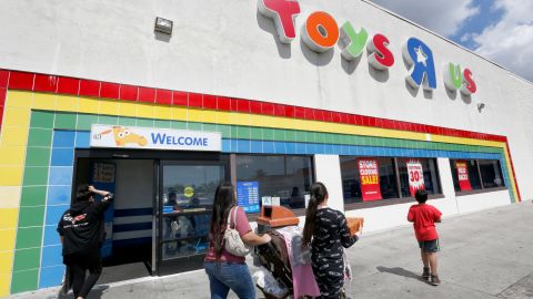 Clientes pasan frente a una tienda Toys "R" Us en Bell Garens. (Aurelia Ventura/La Opinion)