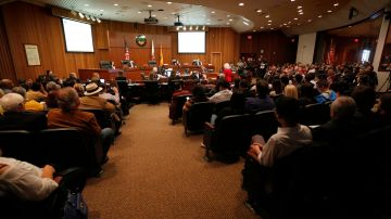 Supervisores del condado de Orange votan a favor de la oficina de inmigrantes y refugiados (Photo Aurelia Ventura/La Opinion)