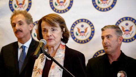La senadora Dianne Feinstein (c) junto al fiscal de Los Ángeles, Mike Feuer (i) en Westwood. / Foto: Aurelia Ventura.