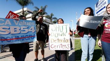 Diversos grupos en Santa Ana se manifestaron en pro de la SB54. / Foto: Aurelia Ventura
