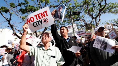 03/26/18 / SANTA ANA / Hundreds rally outside the Orange County supervisors to denounce a three-city homeless shelter plan. Orange County supervisors on Tuesday rescinded their recent plan that could have created emergency homeless shelters in Irvine, Huntington Beach and Laguna Niguel to house up to 400 people. (Photo Aurelia Ventura/La Opinion)