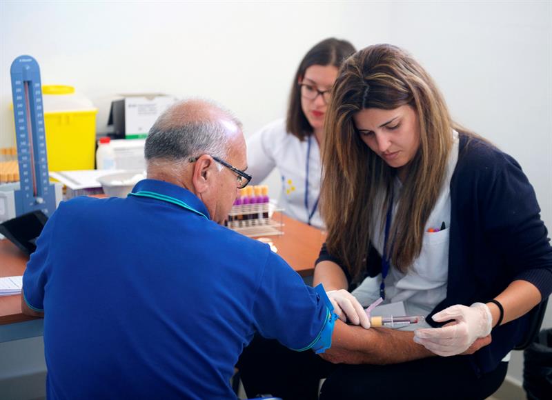 Unas enfermeras realizan pruebas a un paciente con diabetes.