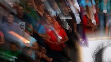 decenas de feligreses durante una marcha dedicada al beato Óscar Arnulfo Romero en San Salvador