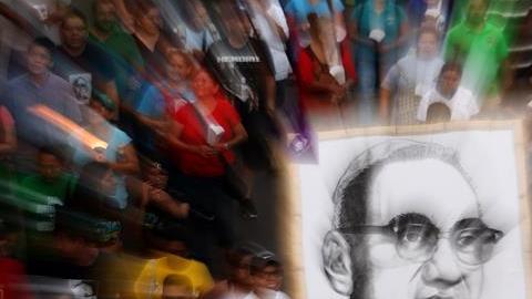 decenas de feligreses durante una marcha dedicada al beato Óscar Arnulfo Romero en San Salvador