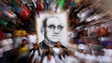 decenas de feligreses durante una marcha dedicada al beato Óscar Arnulfo Romero en San Salvador