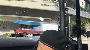 La Policía Militar que muestra a agentes muestran armas de fuego incautadas durante un conflicto.