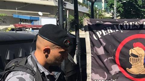 La Policía Militar que muestra a agentes muestran armas de fuego incautadas durante un conflicto.