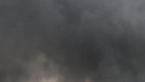 Policías rusos continúan con las labores de extinción del incendio originado ayer en el centro comercial Zimnaya Vishny.EFE