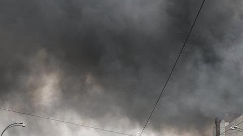 Policías rusos continúan con las labores de extinción del incendio originado ayer en el centro comercial Zimnaya Vishny.EFE