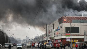 Policías rusos continúan con las labores de extinción del incendio originado ayer en el centro comercial Zimnaya Vishny.EFE