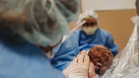 Una comadrona decidió que iba a ser ella misma quién sacara a su propio hijo al mundo.