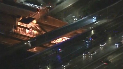 Las autoridades cerraron dos carriles de la autopista mientras llevaron a cabo la investigación,.