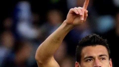 El defensa mexicano de la Real Sociedad, Héctor Moreno, celebra su primer gol con los Txurri-urdin frente al Alavés. (Foto: EFE/Juan Herrero)