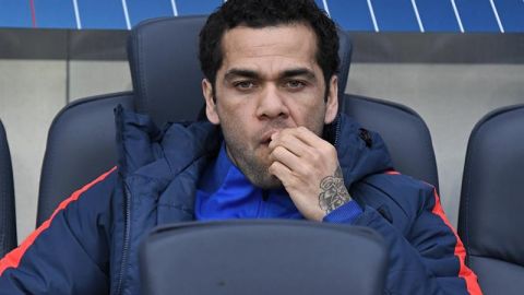 El brasileño Dani Alves del Paris Saint-Germain hizo declaraciones polémicas por ciertas. (Foto: EFE/EPA/CHRISTOPHE PETIT TESSON)