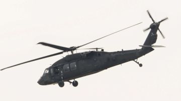 Un helicóptero estadounidense HH-60, variante Black Hawk, similar al que se muestra en la fotografía, se estrelló el jueves en la frontera de Irak con Siria, confirmó El Pentágono
