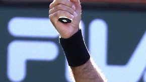 El argentino Juan Martin Del Potro celebra su triunfo ante el suizo Roger Federer en Indian Wells. (Foto: EFE/EPA/MIKE NELSON)