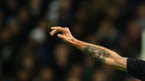 Lucas Biglia disputa el esférico con orenzo Pellegrini