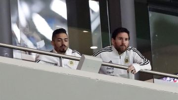 El delantero de la selección argentina Lionel Messi observa el partido ante España en el Estadio Wanda Metropolitano de Madrid. (Foto: EFE/Javier Lizón)