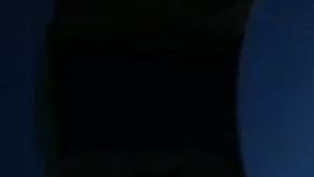 Un policía incauta productos de cannabis en uno de los negocios decomisados.