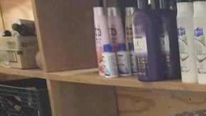 Un armario lleno de productos para que los niños más pobres se los lleven si sentirse discriminados.