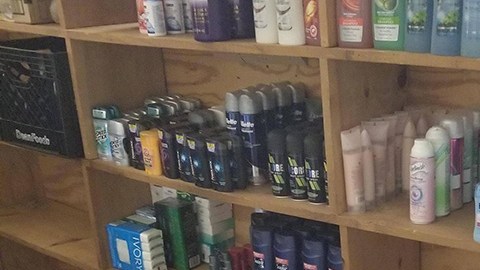 Un armario lleno de productos para que los niños más pobres se los lleven si sentirse discriminados.