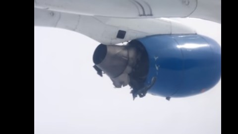 Daños en uno de los motores de la aeronave.
