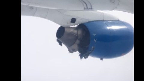 Daños en uno de los motores de la aeronave.