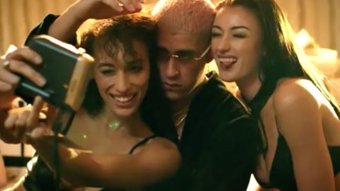 Bad Bunny en el video musical de "Dime"