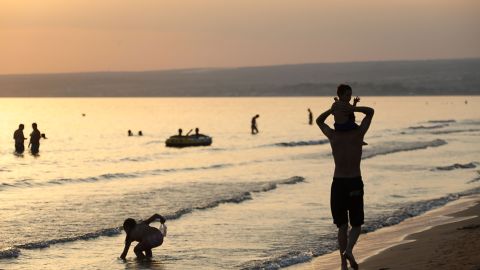 Una familia disfruta de un día en la playa.