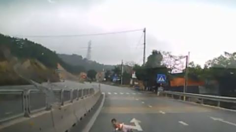 Bebé gatea por autopista