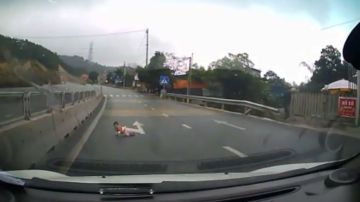 Bebé gatea por autopista