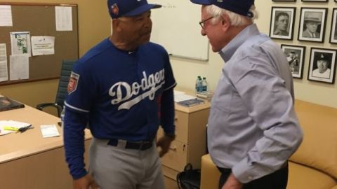 "Vine a intentar integrarme al equipo", dijo Sanders en la pie de foto de su reunión con Dave Roberts.