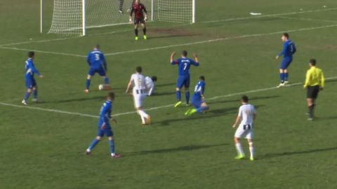 El croata Bruno Boban (de pie) tras recibir el balonazo que le quitó la vida.