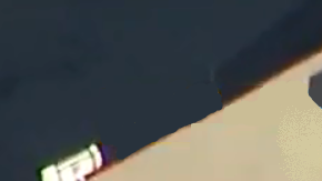 El automóvil chocó con un camión de bomberos que se encontraba estacionado.