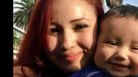 Brandis Tovar, acompañada de su hijo.