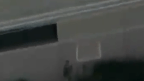 La camioneta negra que los golpeó se vio por primera vez acelerando a toda velocidad por Downey Avenue