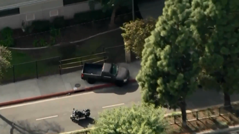 La camioneta negra que los golpeó se vio por primera vez acelerando a toda velocidad por Downey Avenue