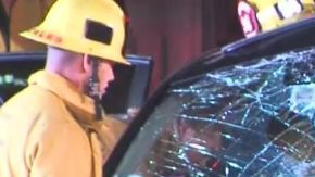 Las autoridades batallaron para sacar a las víctimas del auto.