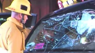 Las autoridades batallaron para sacar a las víctimas del auto.