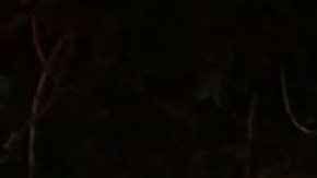 Los bomberos acordonaron el inmueble, justo al lado del pequeño altar para conmemorar al hombre que murió dos días antes.