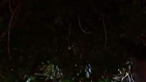 Los bomberos acordonaron el inmueble, justo al lado del pequeño altar para conmemorar al hombre que murió dos días antes.