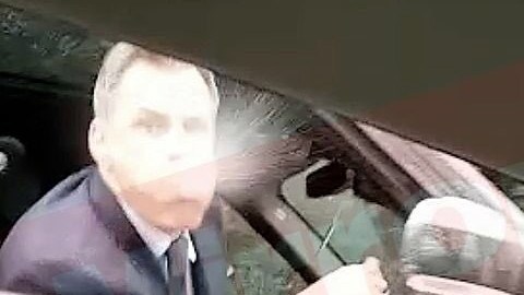 Jamie Carragher escupiendo a un par de aficionados en una calle de Manchester,